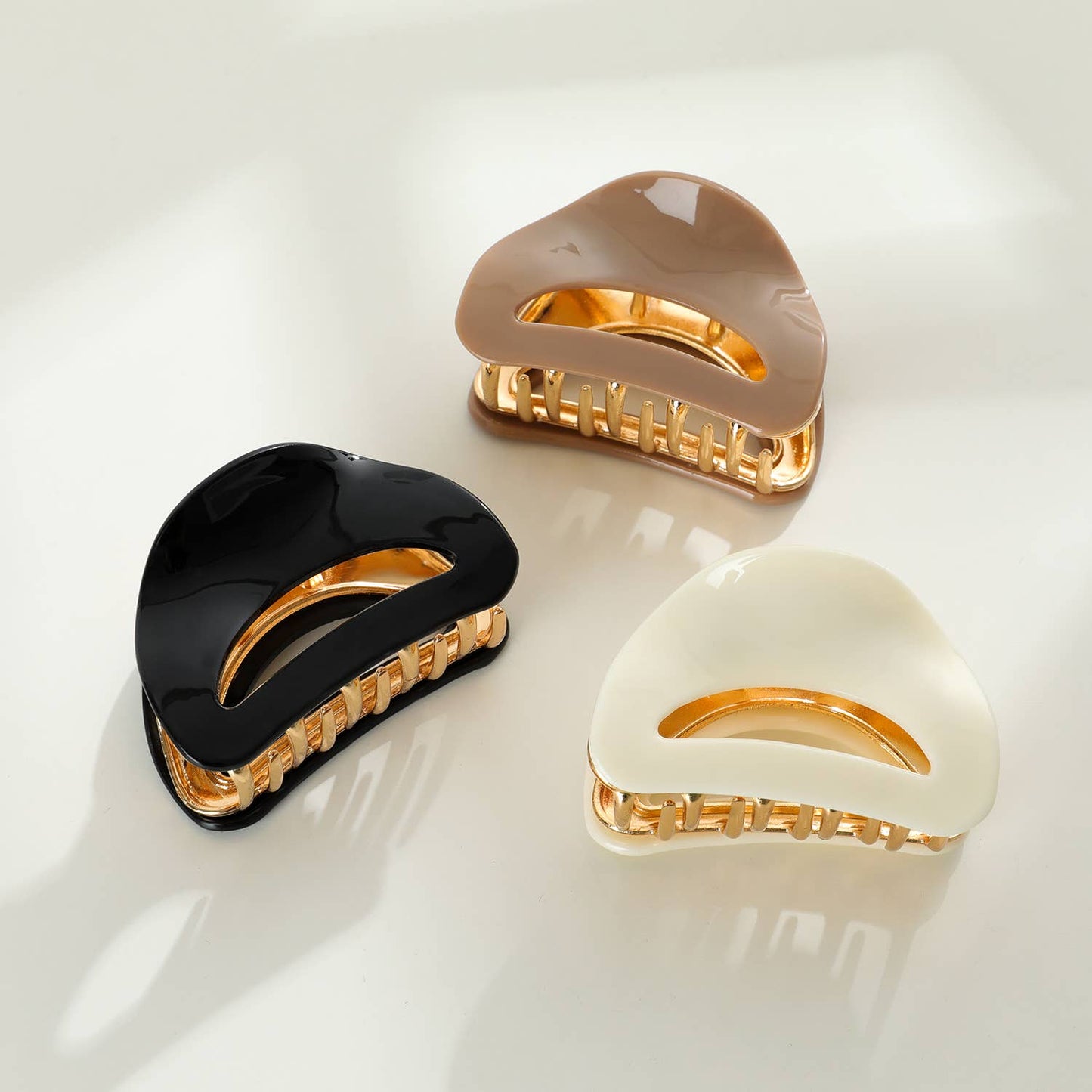 Nadia Solid | Medium Curved Metal Claw Clip